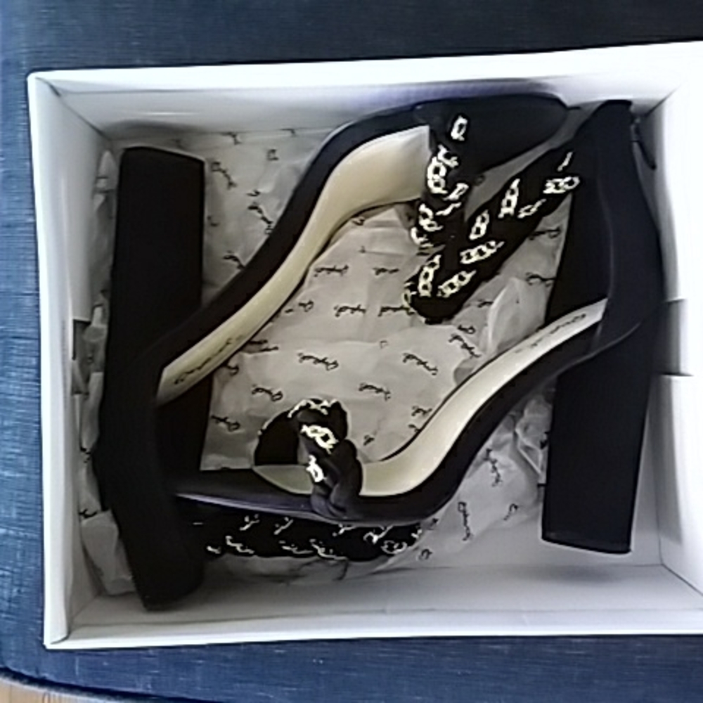 Qupid Black Suede Sandles With Heels